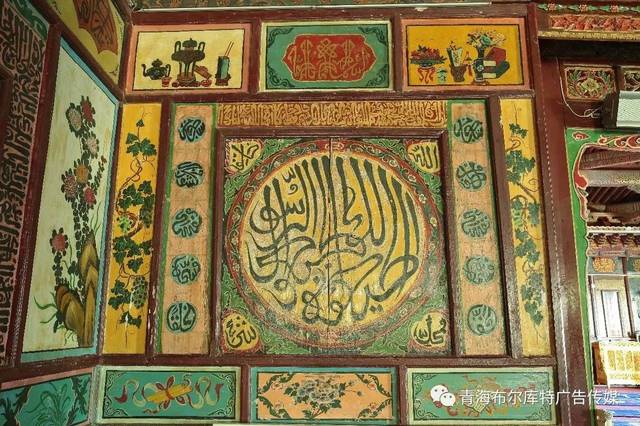 科瓦清真寺大殿内的彩绘确实很美!