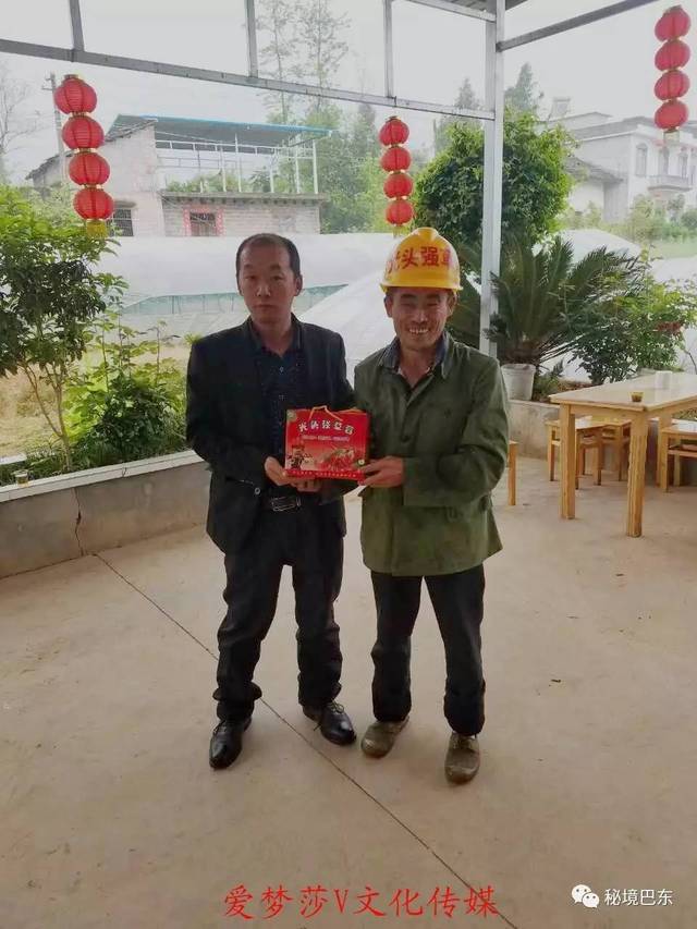 胡正圆告诉小编:"这已是我今天接待的第七拨客人,他们都是从宜昌,恩施