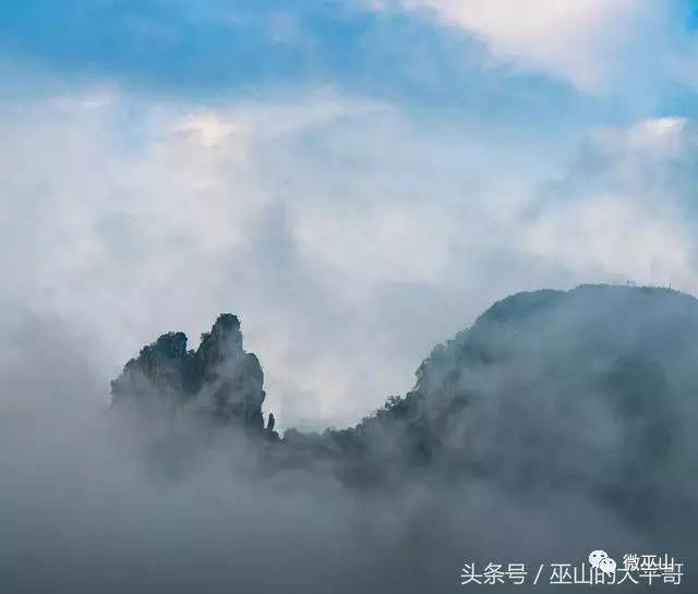 昨天巫山雨后,神女峰经历了一场洗礼,飘渺的烟云徘徊于巫峡,神女在