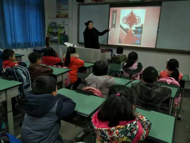 3月21日,邛崃市西街小学开展了"我爱成都"主题班会活动.