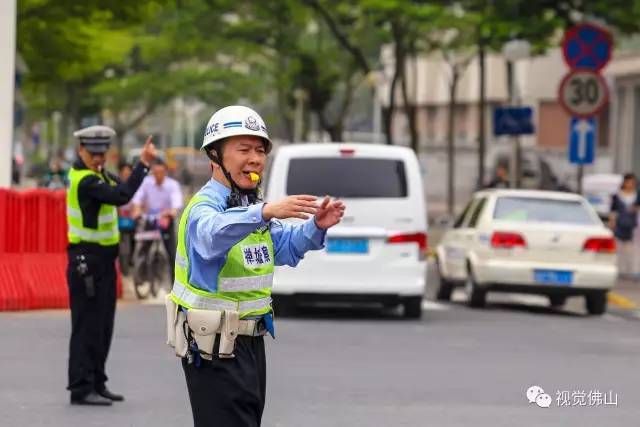 4月8日,魁奇路港口路路口出现拥堵,交警在现场疏导交通.