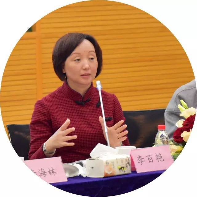 新纪元双语学校来自台湾的罗老师请教李百艳校长"学生自主的主要标志