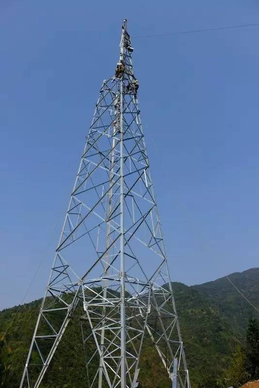 塔材上山后,电网建设者们就开始忙碌起铁塔的组立工作.