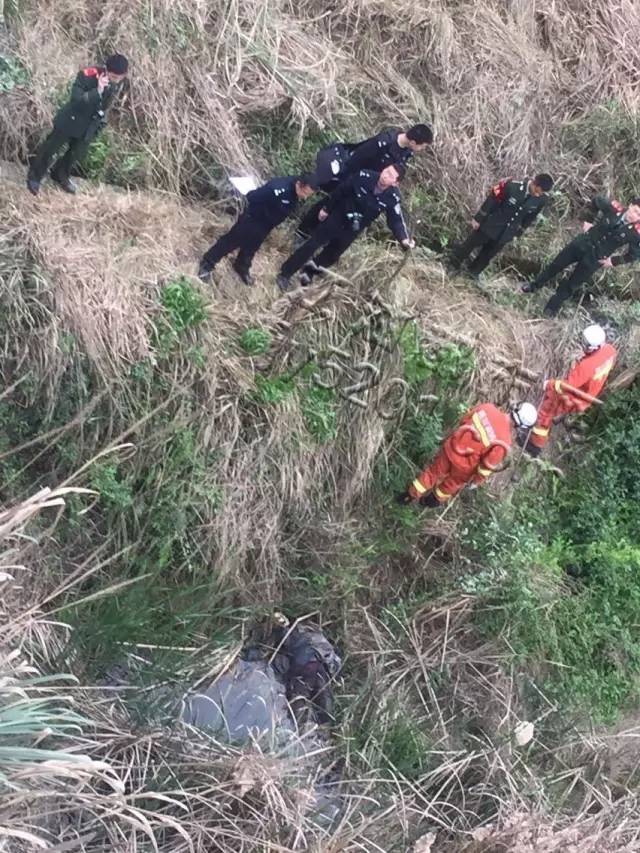 江油市一男子在灰坝附近(江油市殡仪馆公墓附近的水坑里)割草时发现了