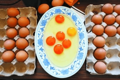 使用一种名为"加丽素红/黄"的添加剂便可使蛋黄颜色发红或发黄鸡蛋,这