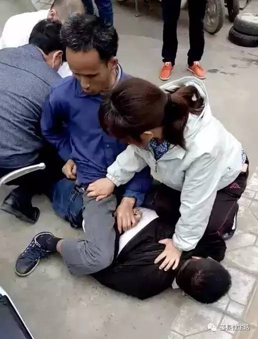 藤县河西桥头一名小偷被乘客当场抓获,双手双脚被绑!