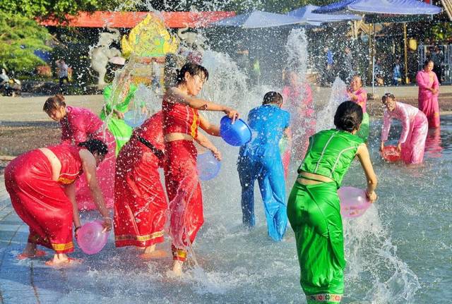持续5天,万人狂欢的 傣族泼水节 系列活动在云南 西双版纳 州景洪市拉