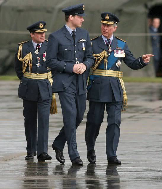 英国威廉王子穿上皇家空军军装,也要配上黑色牛津鞋,才能彰显皇家威严