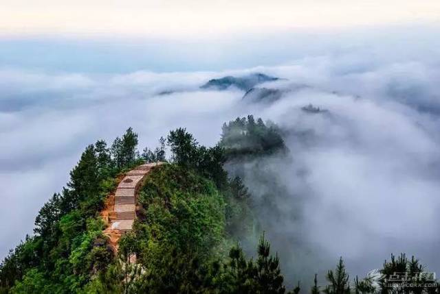 去过法戒山的小伙伴应该都会注意到,在山顶俯瞰大德镇,特别有一种