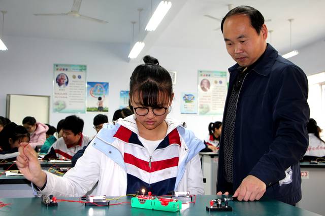 学生在做实验