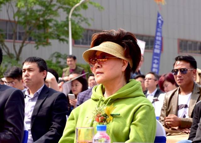 省委宣传部文艺创作中心主任许秋芳(右)出席了投运仪式