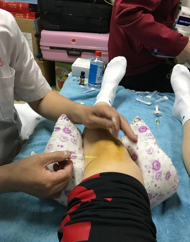 纪妍妍在赛前晒出治疗膝伤,为膝盖打针的照片,看得令人十分揪心.