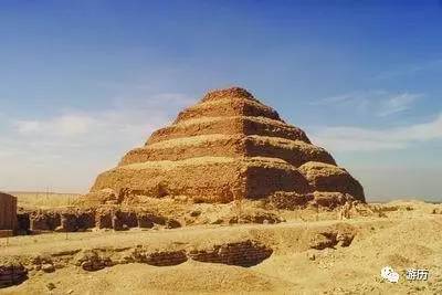 第三王朝(公元前2649-2575)主要是"梯形金字塔",在"马斯塔巴"的基础