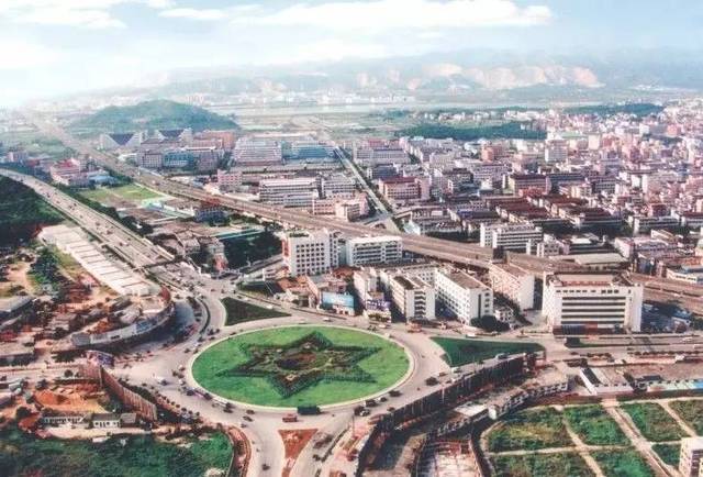 2016年虎门镇生产总值达497亿元,连续六年领跑东莞全市gdp.