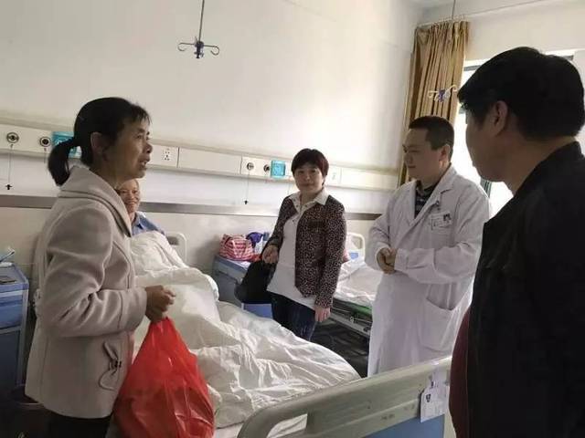 客服部郑主任代表医院看望住院手术病人,给患者送去关怀及温暖
