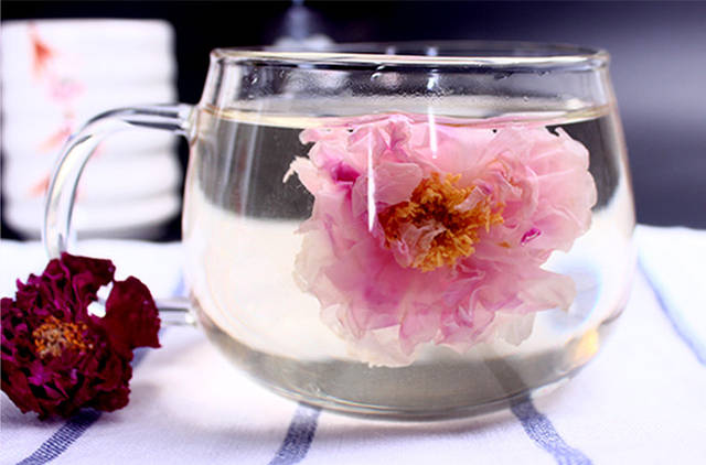 一杯暖暖的"花养花"玫瑰花茶喝出好气色,比别的东西来得更实在,更体贴