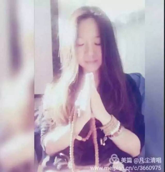 高高举过头顶的心香 任何人都看不见 只有佛知道 我跪拜发出祈愿求佛