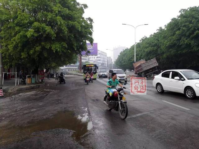 今晨韶关发生重大车祸,大货车竟"骑"上公路隔离带!