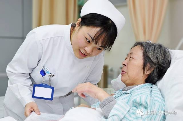 治疗时,一位小患儿因为静脉注射哭闹不止,护士面带微笑的安抚着孩子:"