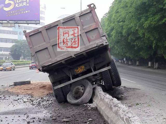 今晨韶关发生重大车祸,大货车竟"骑"上公路隔离带!