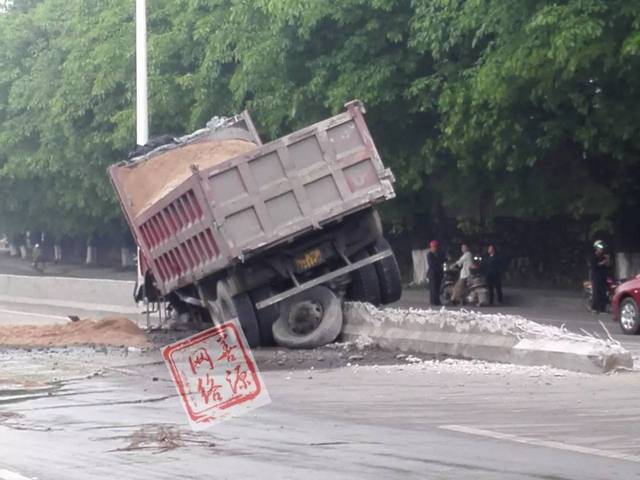 今晨韶关发生重大车祸,大货车竟"骑"上公路隔离带!