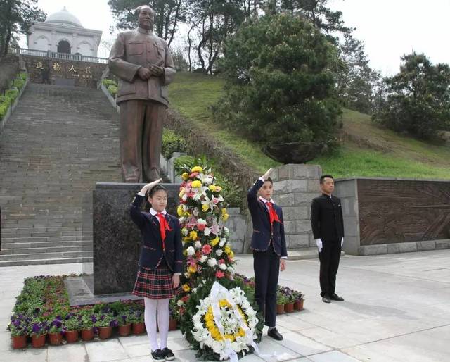 清明期间,组织辖区青少年到九峰石门峰纪念公园,施洋烈士墓,北伐独立