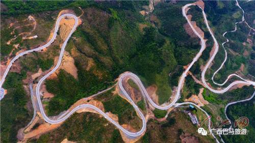 天峨至凤山二级公路空中鸟瞰图: 山间缠玉带