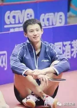 举行的全国乒乓球锦标赛男单半决赛中,连续淘汰马琳,阎安的小将周雨