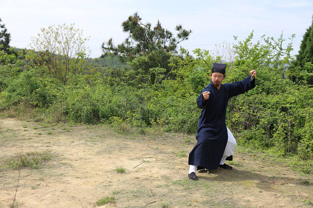 武当功夫传人陈师行正在演练武当太极