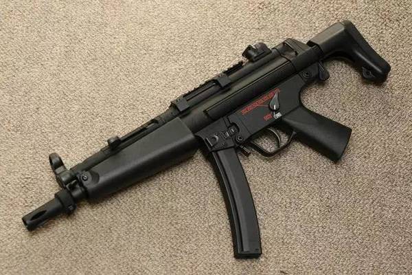 西德国境警备队将试用的mp·hk54命名为mp5(machine pistol 5)冲锋枪