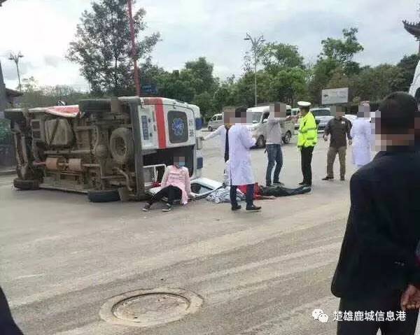 楚雄彝人古镇西门发生交通事故 轿车撞翻救护车(视频