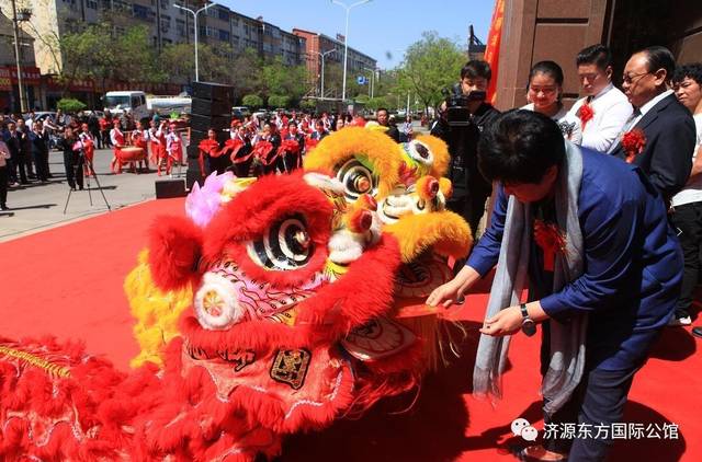 绿城集团董事长田景霞女士为醒狮点睛~ 并为醒狮献上红包 祈求保佑