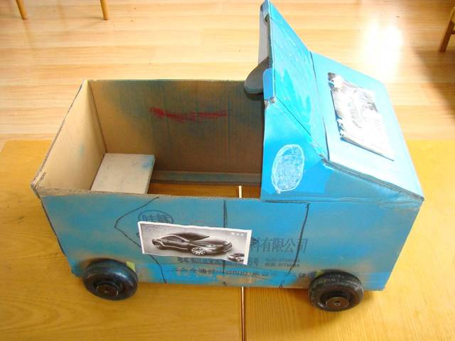 幼儿园小汽车手工制作卫生纸筒制作小汽车的做法图解