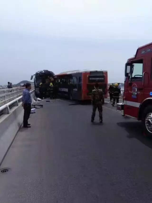 突发!苏州太湖大桥发生严重交通事故 大巴与公交车相撞