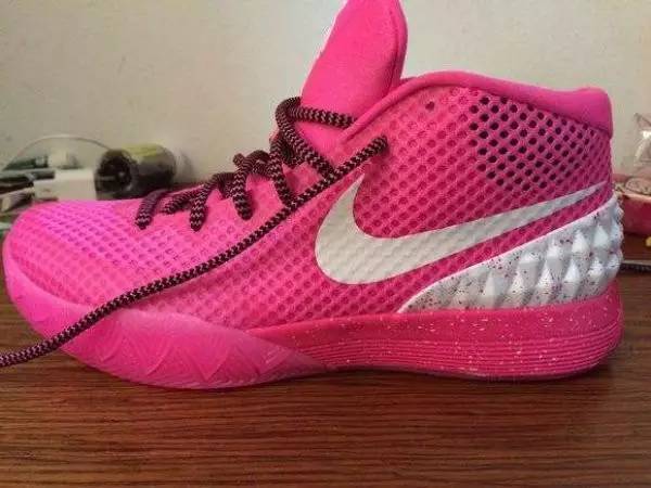 nike为其推出签名鞋之前,欧文一直上脚过 hyperrev,hyperdunk 2012 .