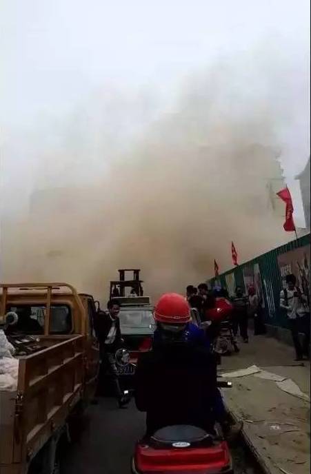 网友爆料:遵义内沙路拆迁灰尘满天弥漫