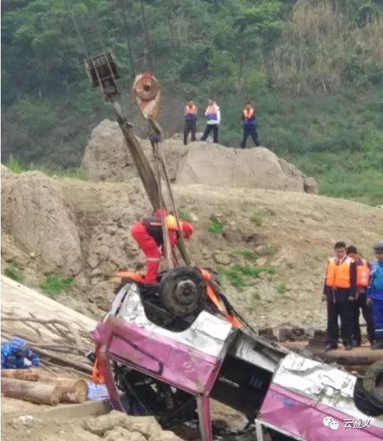 贵州开阳车祸监控视频首次曝光 客车撞桥翻滚几圈坠河