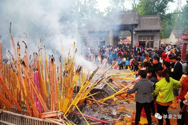 单县一年一度的三官庙庙会开始了!场面火爆!