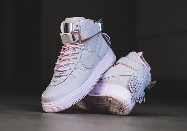 这款高帮鞋以奢华的nike air force 1 high sl为蓝本,鞋全身由珍珠粉