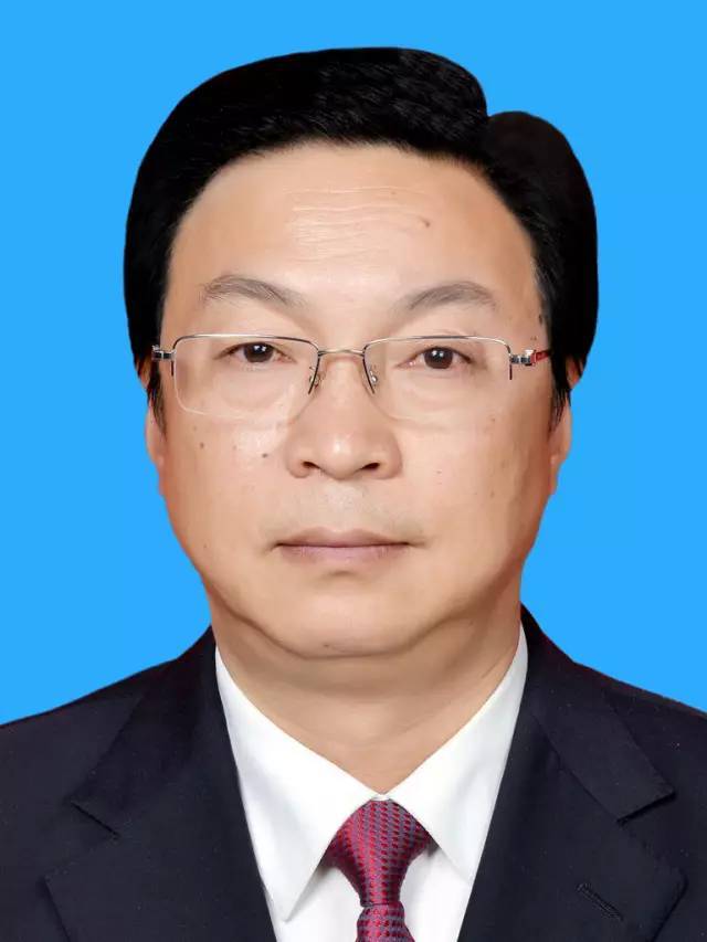 水城军分区党委第一书记; 2017年1月起,任贵州省委常委,秘书长,办公厅