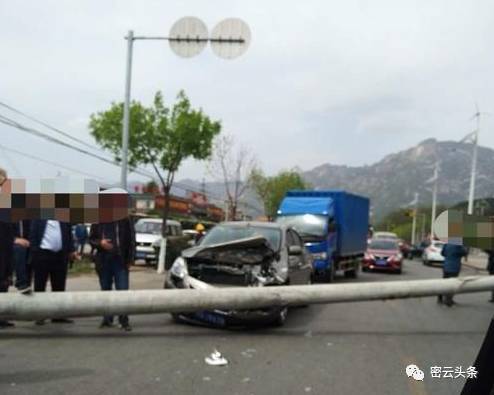 密云今日车祸今日接连发生,小轿车居然把路灯都撞倒了