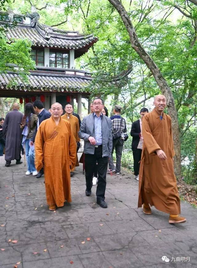 今天(4月21日)下午,少林寺方丈释永信大和尚一行在雪窦寺方丈怡藏大