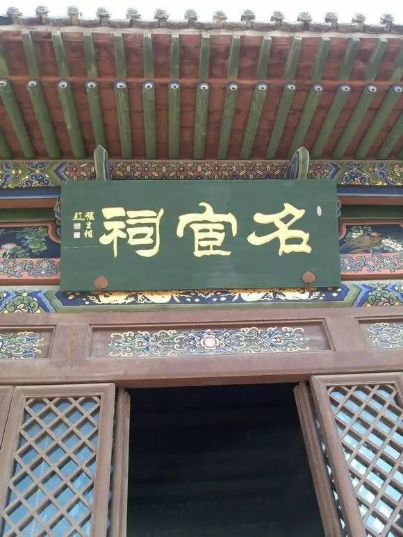 大成殿的东西两侧分别是名宦祠和乡贤祠,在这两座祠堂里就向我们展示