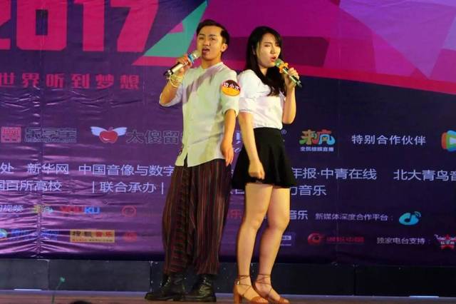 了自我介绍 第二环节中 选手两两组合共同完成一首歌曲 黄欣 吴茜妮