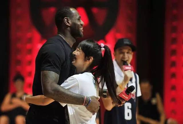 nba球星与女球迷七大瞬间:亲吻拥抱居多,有的甚至成伴侣