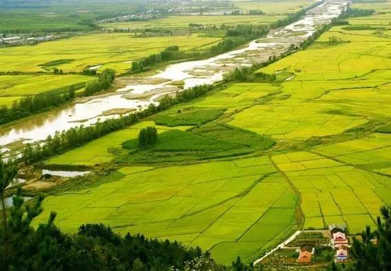 海兰江发源于和龙市甑峰山东北的峡谷里,流经和龙市和龙井市,与匠人