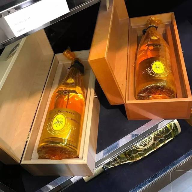 差点忘了路易王妃水晶香槟(champagne louis roederer cristal).