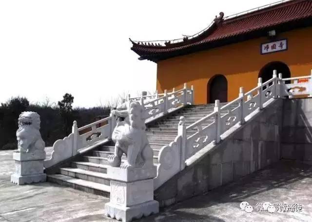 绍隆禅寺位于镇江东郊镇江新区圌山风景区,五峰山麓,寺内古柏参天