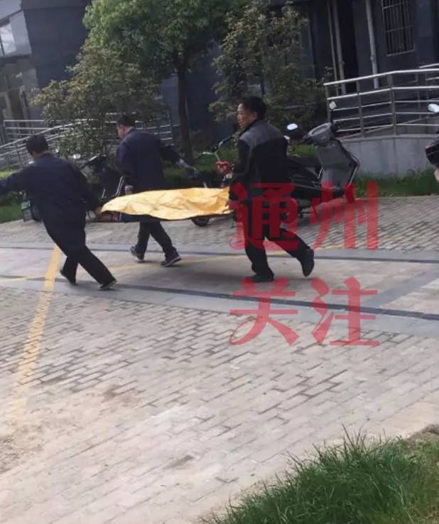 悲剧!通州金沙银河湾小区内一装修工人从8楼坠下当场身亡!