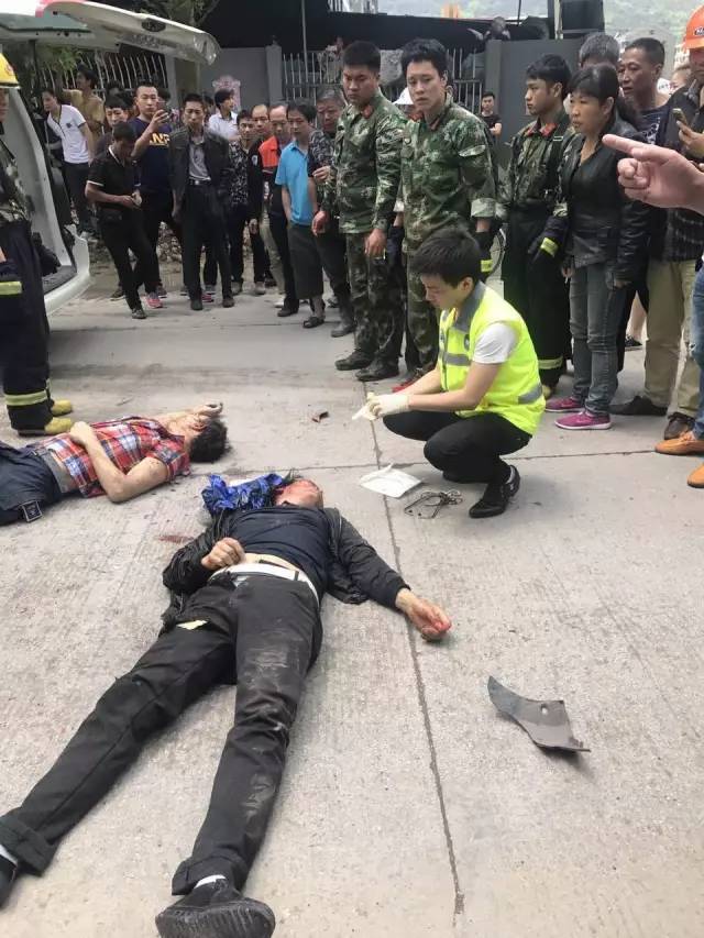 今日中午永嘉发生惨烈车祸,现场鲜血流淌,一人当场死亡,一人重伤!